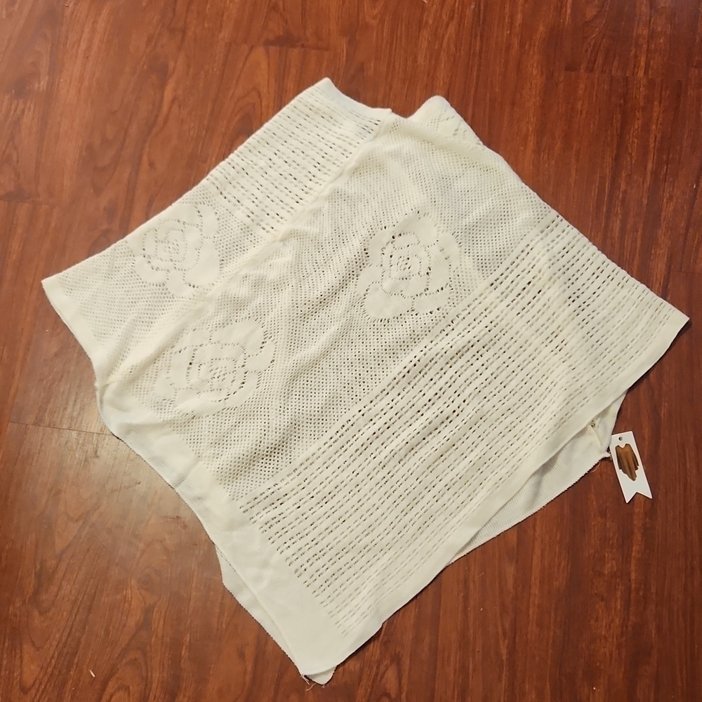 Cruise Club Poncho Womens flower rose  one size new knit off white cream